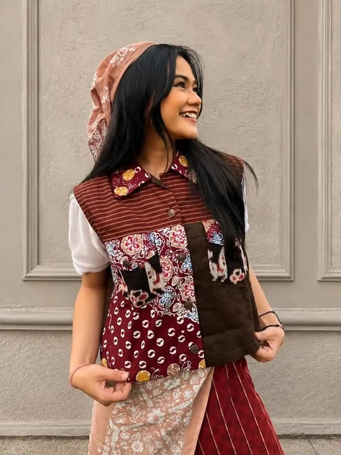 Vest marun bermotif di atas blus putih, dari Instagram Sae Nadhilah